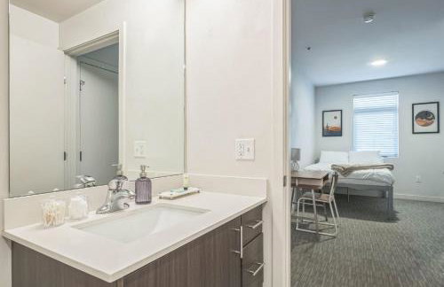 Chic and Modern Getaway with Gym 5 Min to Downtown - Foto 20