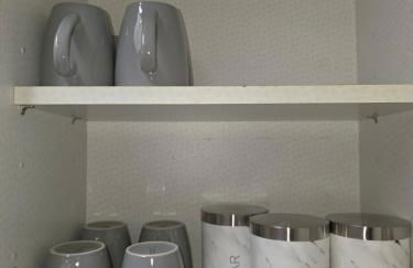 Modern 3 Bed Home Central Location free WiFi Netflix and street parking - Foto 4