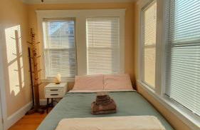 Near Train Station Gorgeous 3-Bedroom Apartment with Patios - Foto 15