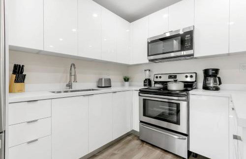 Charming 4BR Oasis with Saltwater Pool and Parking - Foto 14