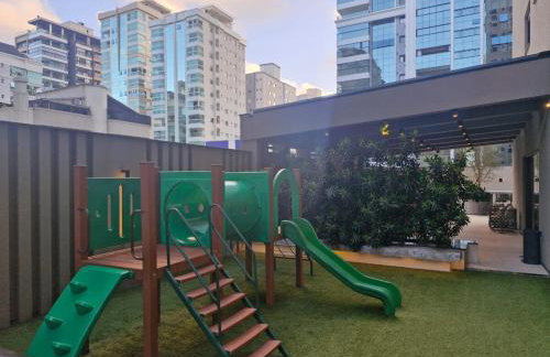 Apto em Itapema com acesso a piscinas,sendo uma aquecida e academia - Foto 7