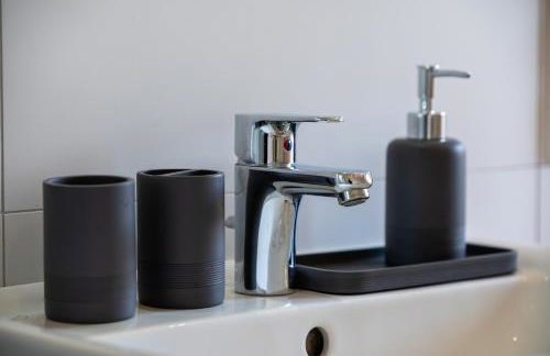 Novita FeWo 1 - Balkon - kostenloser Parkplatz - zentral - Foto 6