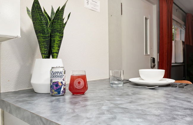 Brick Suite | Bright & Bold Retreat Near Old Town - Foto 13