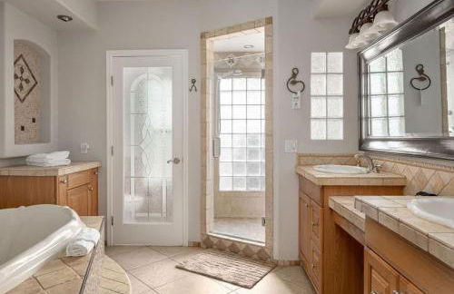 Champions Oasis Home - Near the Stadui2007m withPool & Grill - Photo 23