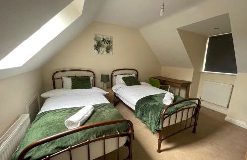 The Iris house is close to city centre and is ideal for tourists, visiting family members or work related activities including contractors - Foto 14