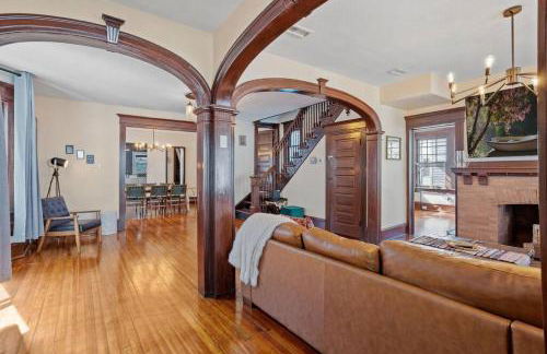 AC 9 BR 4BA Victorian Manor - 1 Block to Beach - Foto 6