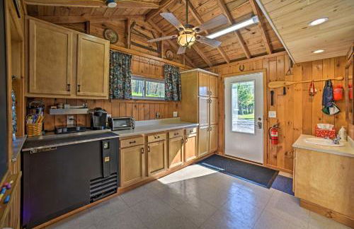 BBQ Ready Lakeside Milford Home with Paddleboat - Foto 13