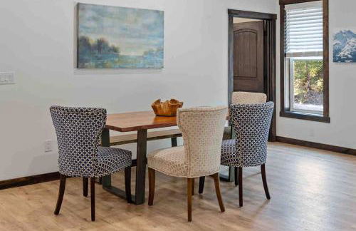 Luxe Mt. Rainier Lodge w/ Hot Tub-AC-Game Room - Foto 11