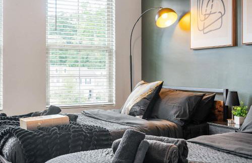 4BR Townhouse King Bed 2-Story Near NC State - Foto 24