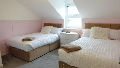 4 bedroom, Sleeps 12, Free Parking - Foto 4