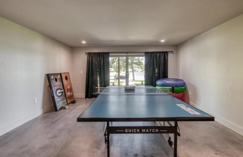 6BR Lakefront Private Dock & Bonfire Sleeps 12 - Foto 7