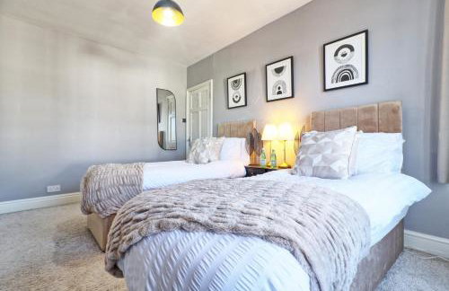 Large Southend Beach House Sleeps 8 Free Parking x 2 Perfect for Contractors 4 King Beds or 8 Single Beds by The Opulent Property Project UK - Foto 13