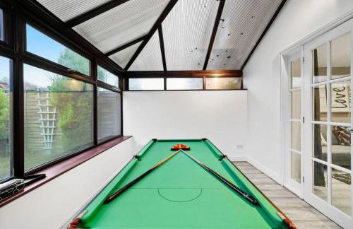 Luxury House with Pool Table, Sky TV, Netflix, Fast Wifi, Garden & Free Parking by Yoko Property - Photo 16