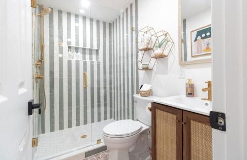 NEW Riverside Retreat with Pool - Foto 24