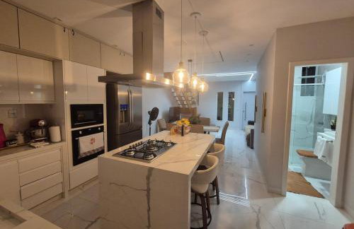 Duplex 2Qts com ar suíte e quintal Prox a praia - Foto 7