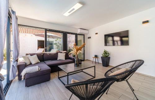 Villa TM with private heated pool, poolhouse & private garage - Photo 19