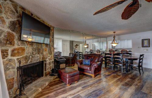 Lakefront Stillwaters Villa with Deck and Private Dock - Foto 11