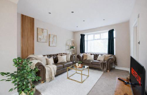 Meadow House with Driveway Parking, Spacious Garden, Fast Wifi and Smart TVs by Yoko Property - Foto 16