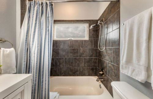 5BR 3BA Spicewood Prime Waterfront w Dock, Theater and Game Room by Austin Vacay - Foto 58