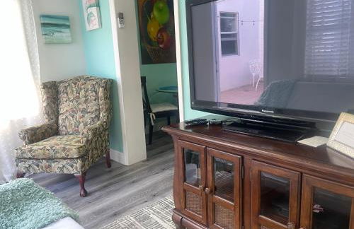 Convenient and Private Downtown 1BR Near Beach - Foto 16