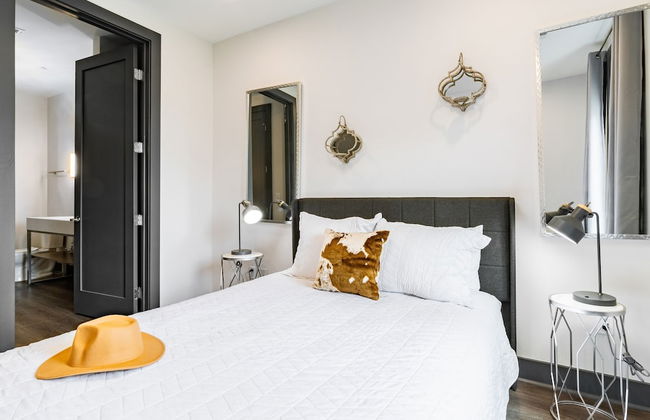 Lindsley by Avantstay Balcony Modern Design A Downtown Location - Photo 22