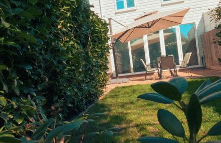 3 bed modern townhouse with self check in, sleeps 6, 35mins direct train to London Waterloo, zone 6 - Photo 14