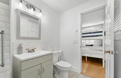 Family Getaway Walkable to Town - Foto 8