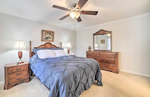 Country-Chic Home with Fire Pit, Steps to Lake! - Foto 13