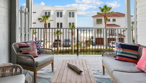 Cozy Coastal Getaway with Pool Access & Short 5-min Walk to Beach - Foto 2