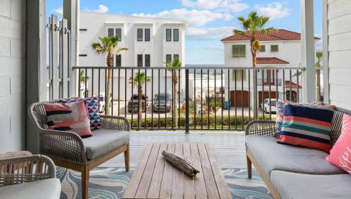 Cozy Coastal Getaway with Pool Access & Short 5-min Walk to Beach - Foto 1