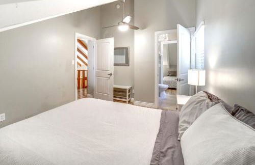 Fire Pit and Grill Spacious Forest Lakes Chalet - Foto 23