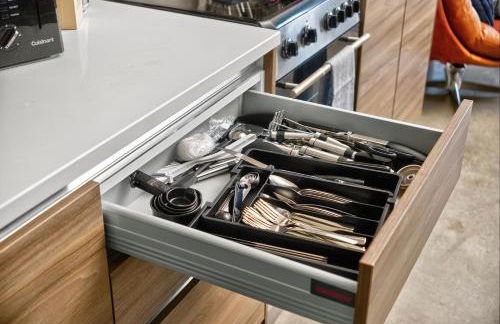 Spacious 1BR loft with flexible group sleeping - Foto 25