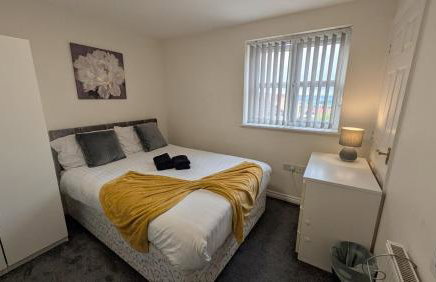 Large Modern House With Private Parking - Photo 156