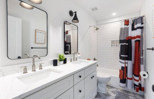 Bancroft Bungalow - Hot Tub, Fire Pit - Near Uptown - Foto 28