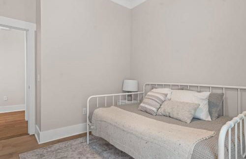 Renovated Dog Friendly Duplex Near Food & Fun Fully Fenced Yard and Private Parking - Foto 60