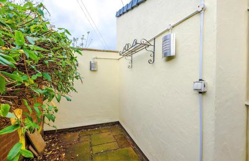 Cosy 3-Bed, Sleeps 5, Free Parking, Long and Short Stays - Photo 48