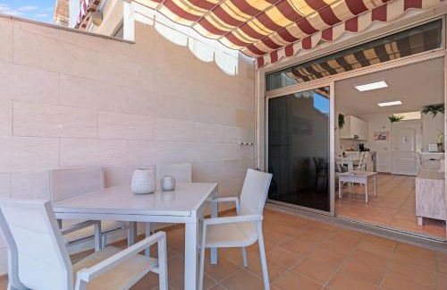 Cozy 2BR Retreat With Big Terrace, Peaceful Stay Minutes Away From the Beach - Foto 26