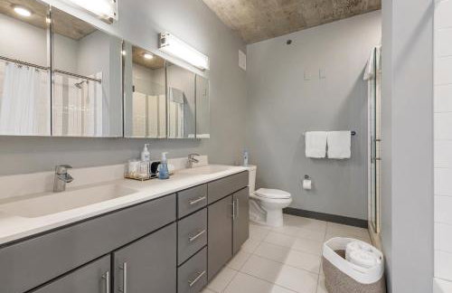 Linea Luxury Living with Indoor Pool and Rooftop Views in The Loop - Photo 59