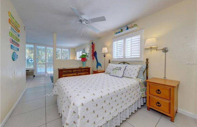 2 Bedroom Waterfront Pool Side - Photo 8