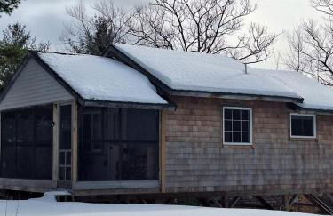 Unplug nd Reconnect in Peceful Off-Grid Cbin for Relxtion nd Nture Immersion in Beddington, Mine - Foto 14