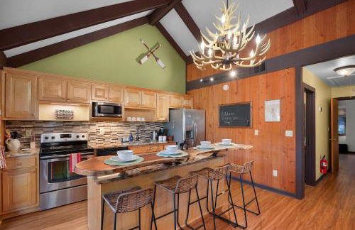 Chicadees Lake Lookout - A wood-burning fireplace, beautiful lake views, king and queen bedrooms, deck dining, and easy access t - Foto 12