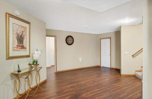 Charming 3-bedroom 1 bath basement nook with backyard view and gazebo - Foto 6