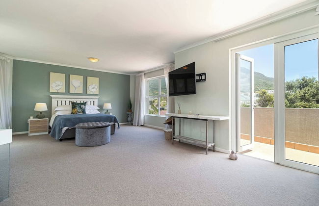 Beachfront Villa Sea Breeze, Hout Bay, Cape Town - Photo 4