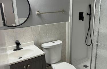 Convenient Mid and Extended Stay Near Airport - Foto 18