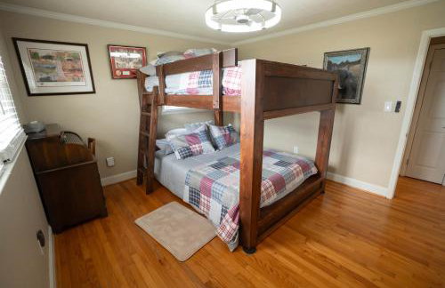 Secluded Farmhouse Retreat - Groups & Pets Okay! - Photo 16