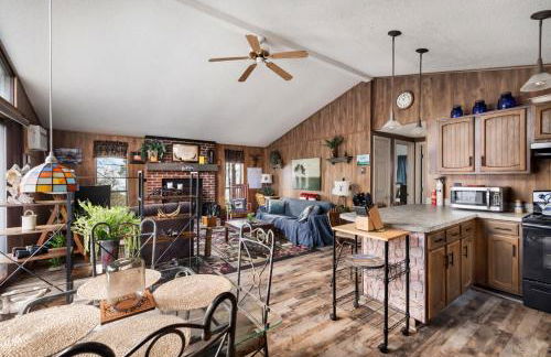 Zen Vibe w Fireplace Grill Deck & Screened Porch - Foto 11