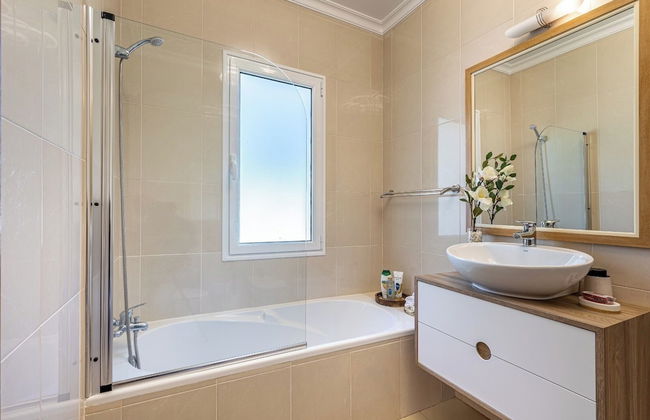 Luxury Villa With Private Heated Pool, Garden and Views of the sea and Mountains - Foto 30