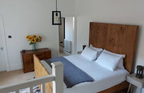 Large 2 Bedroom City Centre Apartment + Parking - Photo 20
