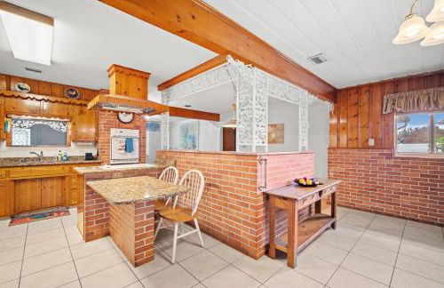 Family Pool Home • Sleeps 8 - Foto 17