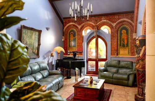 Seaside Chapel Retreat - 3-Bed Church Conversion - Snug Cinema & Free Parking - Foto 2